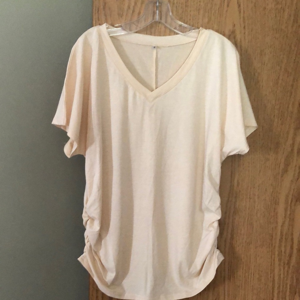 Women’s V neck side gathering cream top Medium